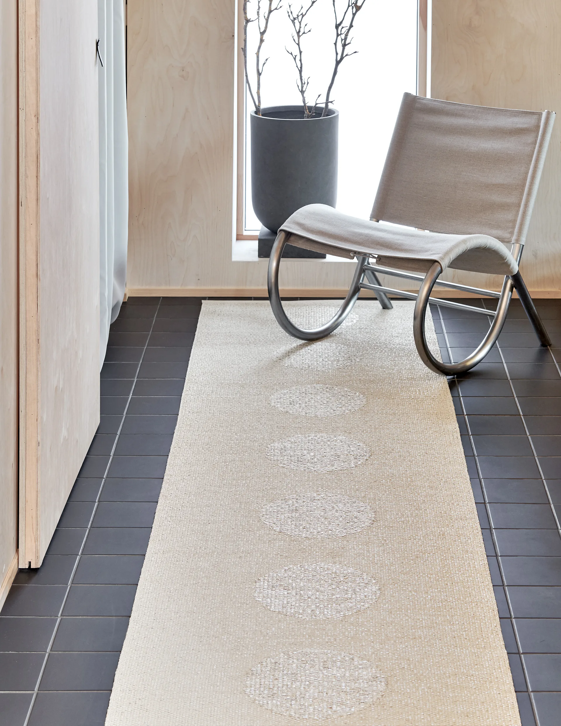 Vera 2.0 plastmatta linen-stone metallic, 70x280 cm Pappelina