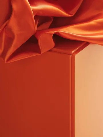 Relief byrå låg med ben 123x46,6 cm orange - Relief