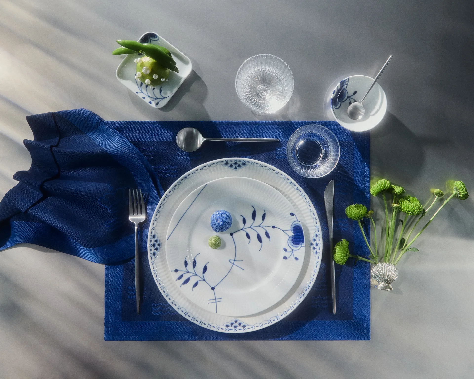 Blue Fluted Mega Limited Edition assiett Ø22 cm, White-blue Royal Copenhagen
