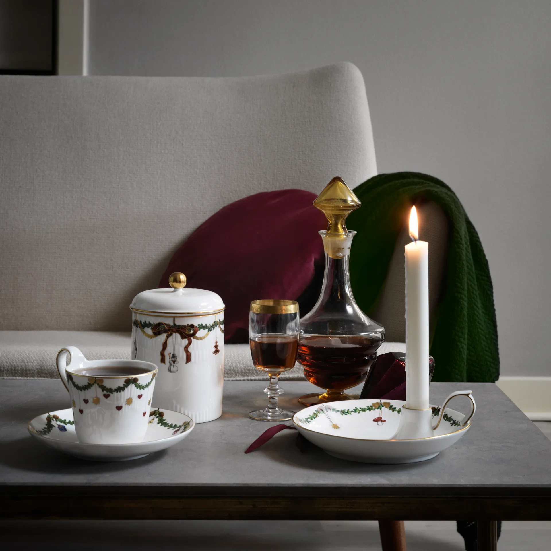 Star Fluted Christmas årsburk med lock, vit Royal Copenhagen