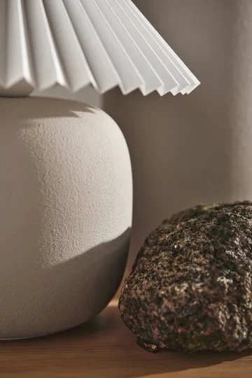 Boulder bordslampa 29 cm beige-pleated white - Scandi Living