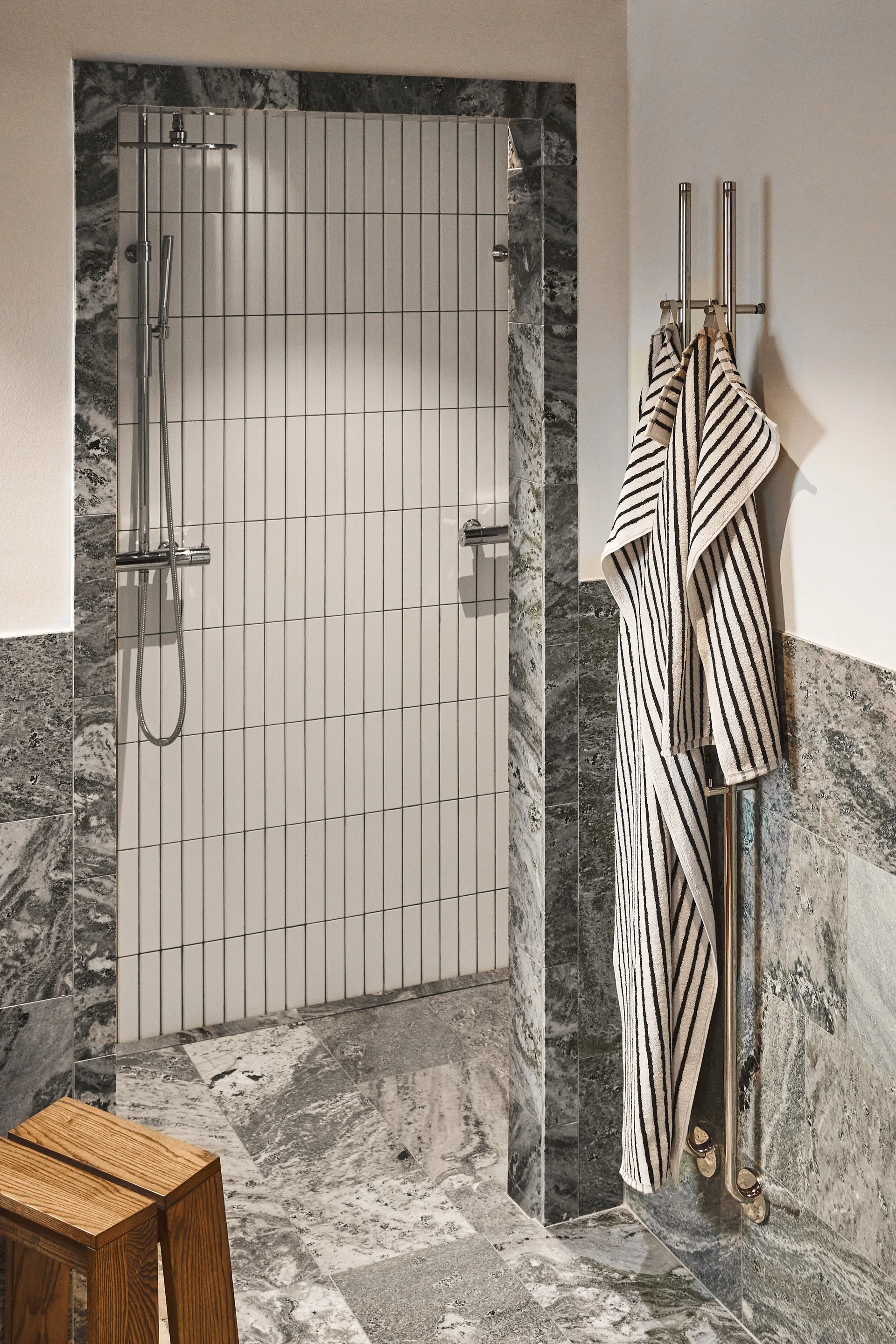 Drift badhandduk 70x140 cm, Vit-svart Scandi Living