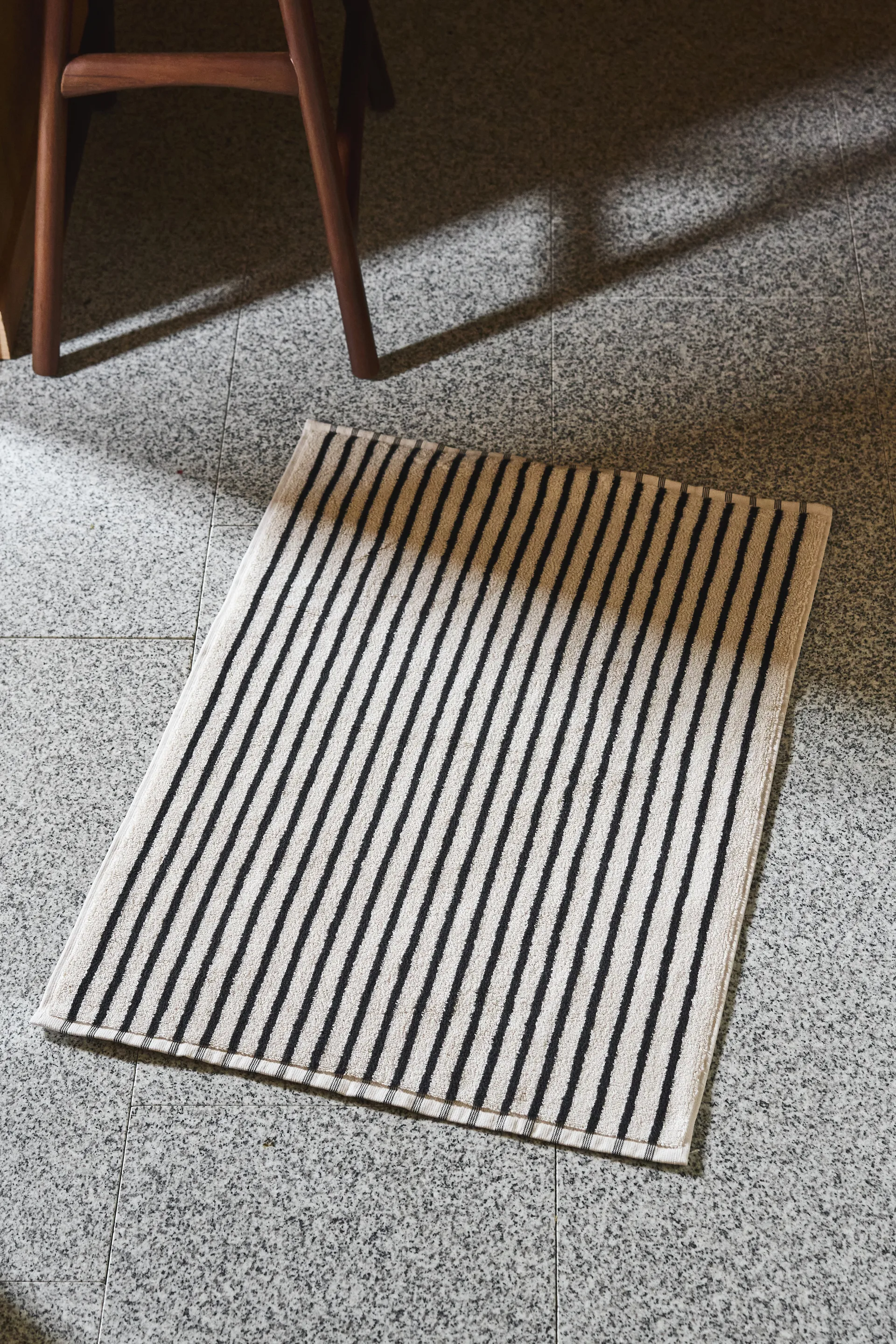 Drift badrumsmatta 50x70cm, Vit-svart Scandi Living