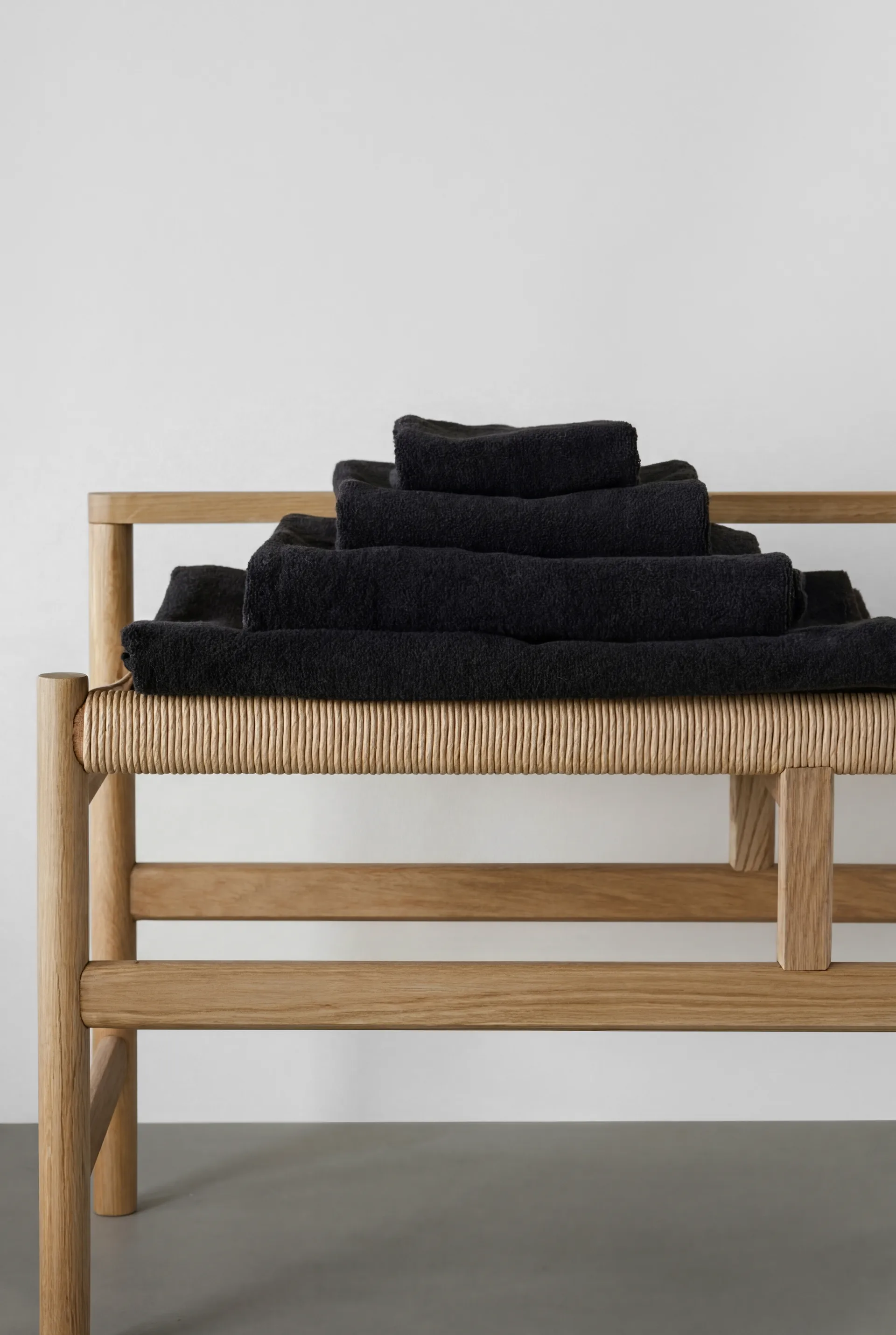 Drift handduk 50x70 cm, Svart Scandi Living