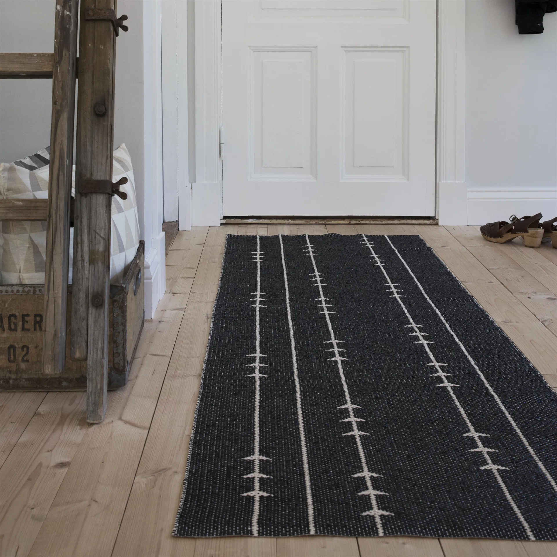 Fir matta nude-black, 70x150 cm Scandi Living