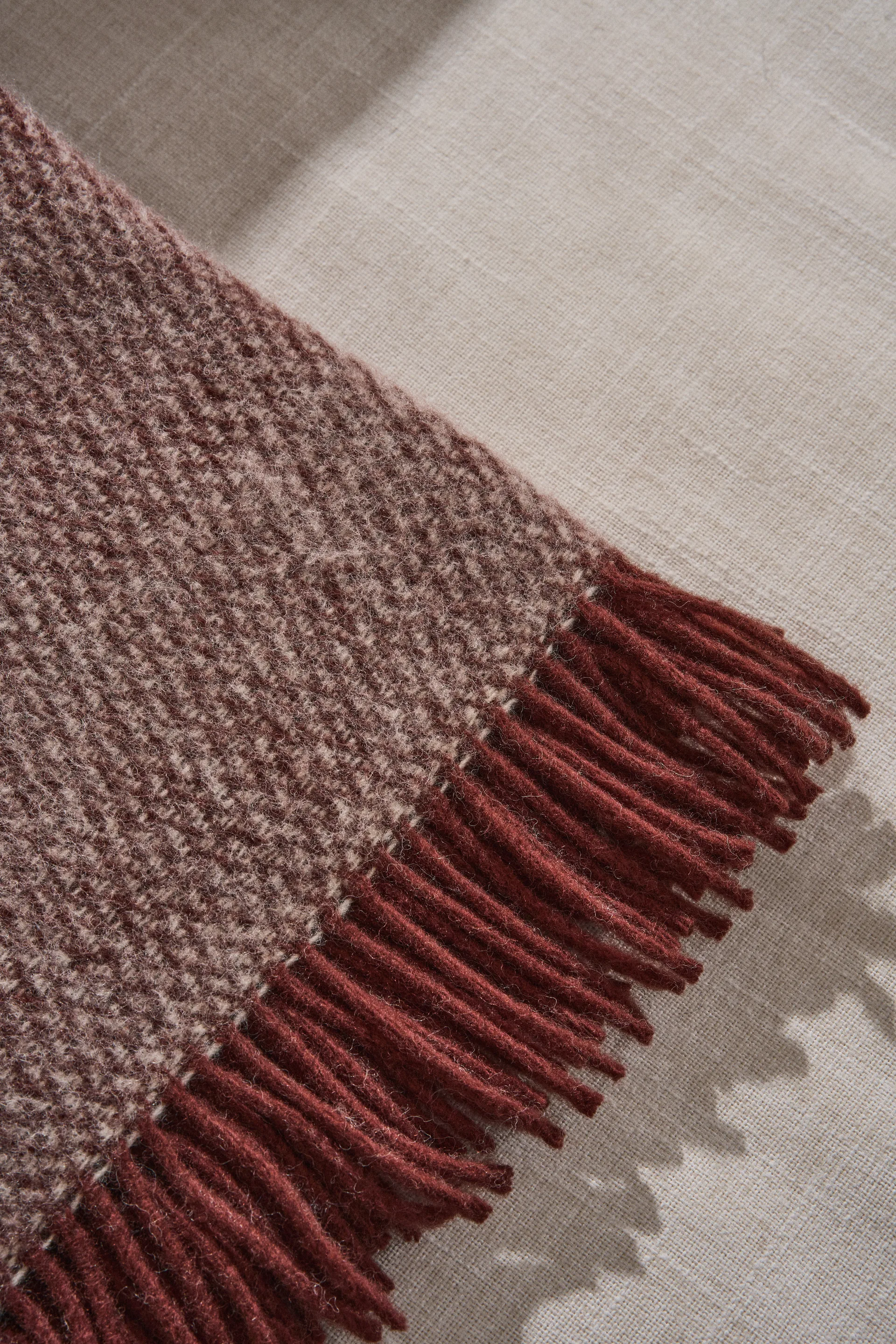 Sandstone ullpläd 130x180 cm, Burgundy Scandi Living