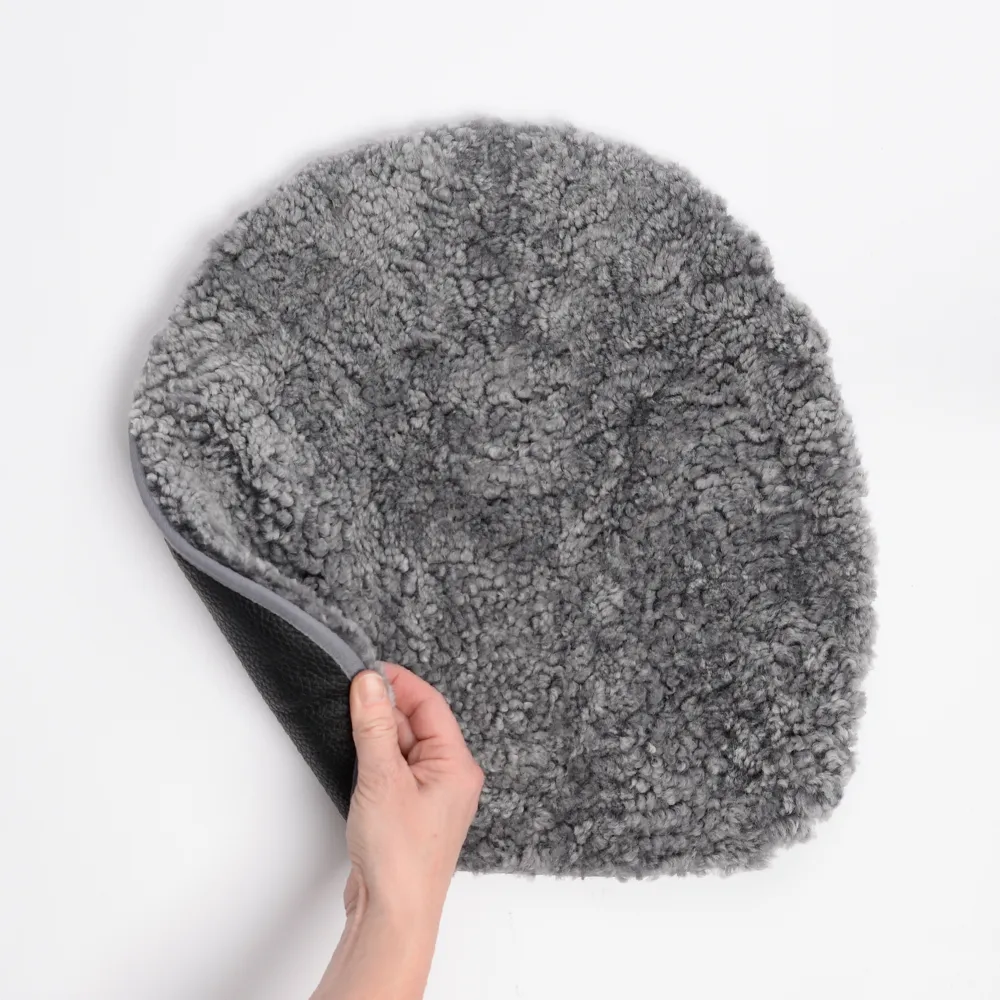 Buzz stolsdyna fårskinn, Scandinavian grey-svart läderimitation Skandilock