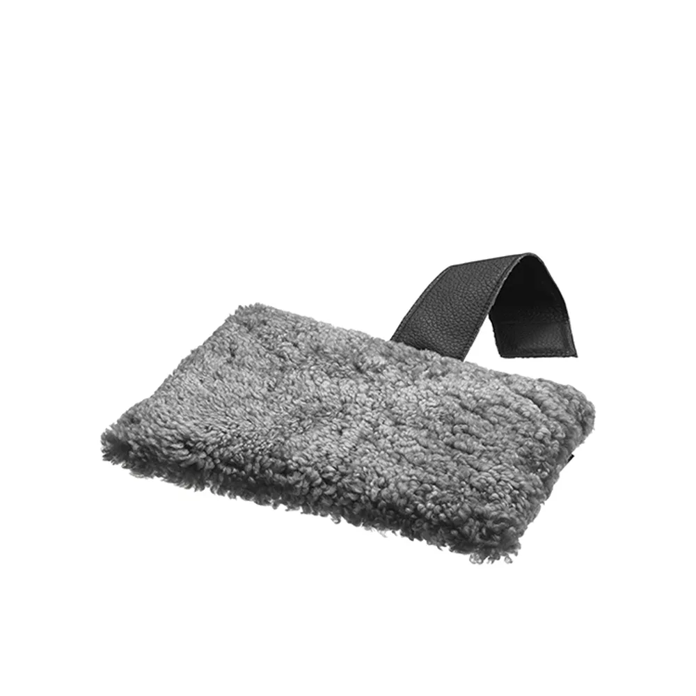 Lamino nackkudde, fårskinn scandinavian grey, konstläderband Skandilock