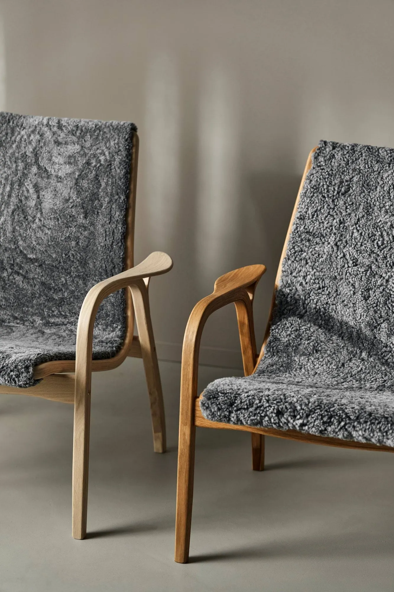 Laminett fåtölj oljad ek/fårskinn, Scandinavian Grey (grå) Swedese