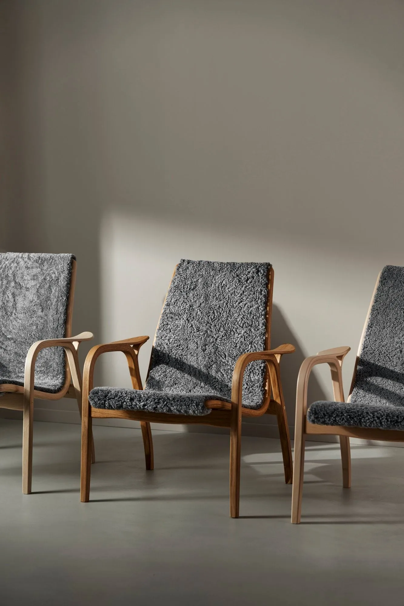Laminett fåtölj oljad ek/fårskinn, Scandinavian Grey (grå) Swedese
