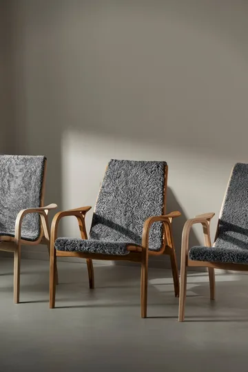 Laminett fåtölj oljad ek/fårskinn - Scandinavian Grey (grå) - Swedese
