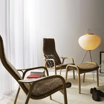 Lamino fåtölj - fårskinn sahara, lackad valnöt - Swedese