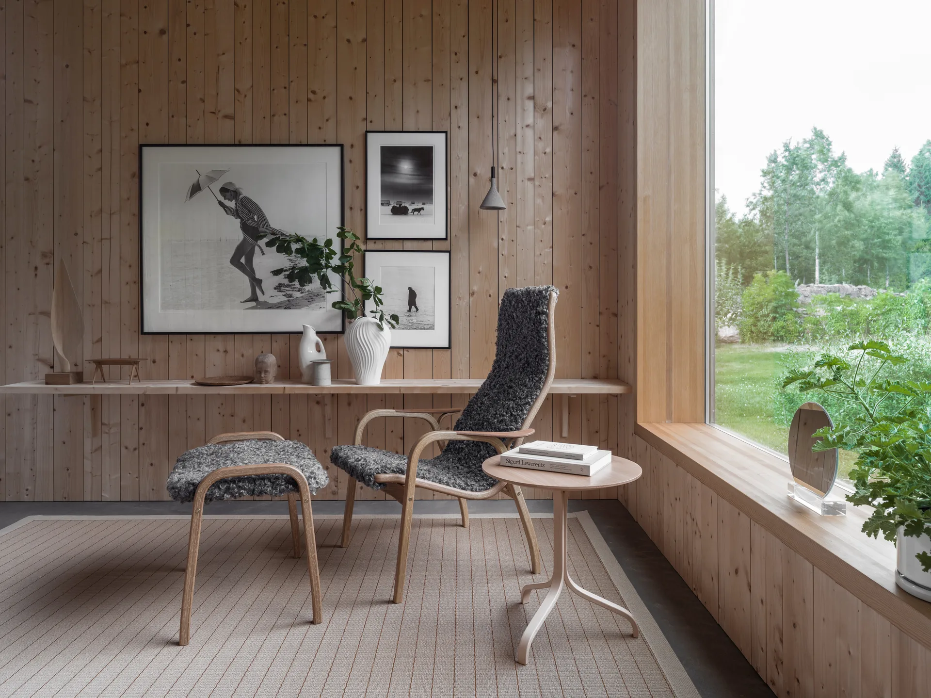 Lamino fåtölj och fotpall oljad ek/fårskinn, Sahara (nougatbrun) Swedese
