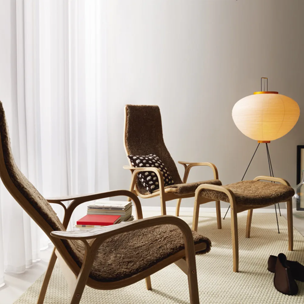 Lamino fotpall, fårskinn scandinavian grey, naturlackad valnöt Swedese
