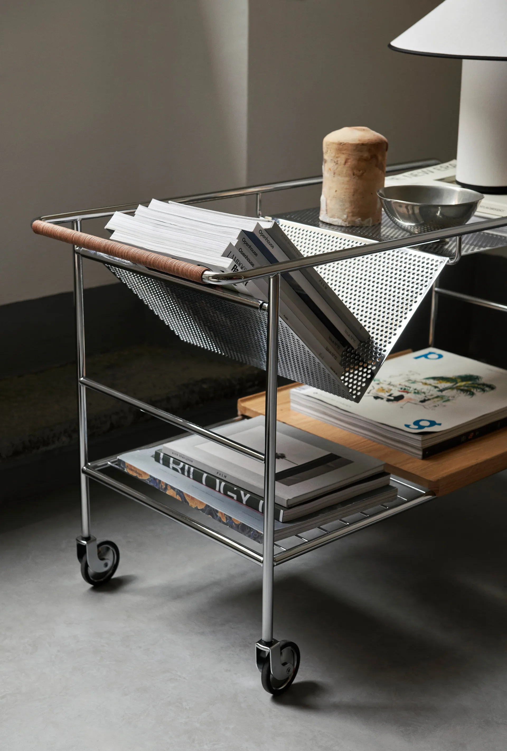 Alima förvaringsvagn lackerad ek, Chrome & lacquered oak &Tradition