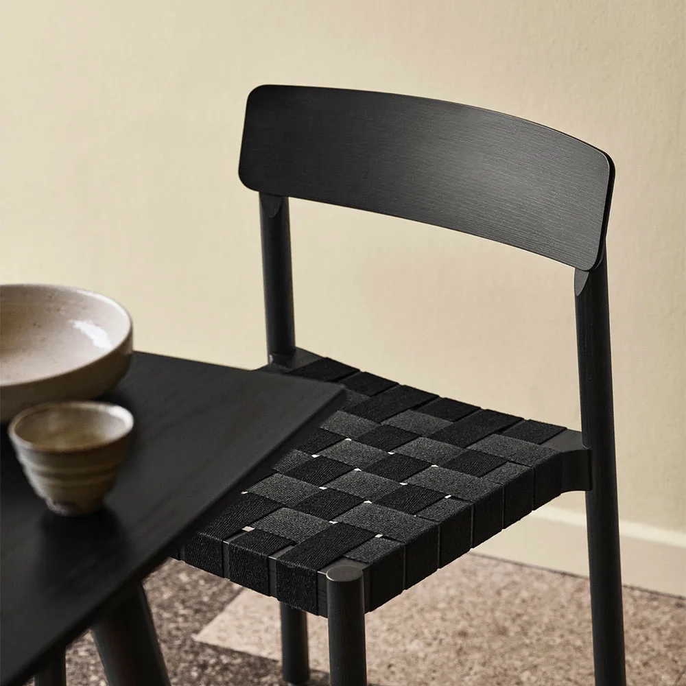 Betty TK1 stol, black, svart flätad linnebandsits &Tradition