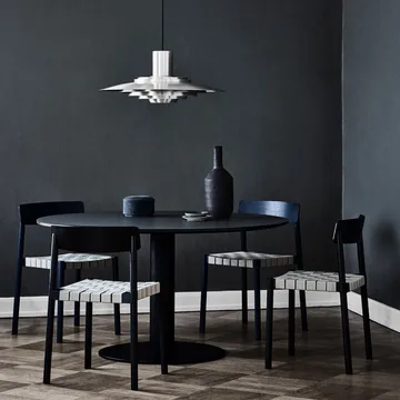 Betty TK1 stol - black, svart flätad linnebandsits - &Tradition