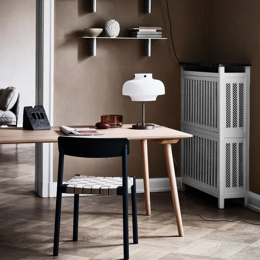 Betty TK1 stol, black, svart flätad linnebandsits &Tradition