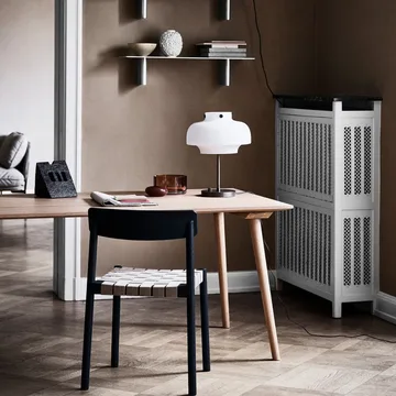 Betty TK1 stol - black, svart flätad linnebandsits - &Tradition