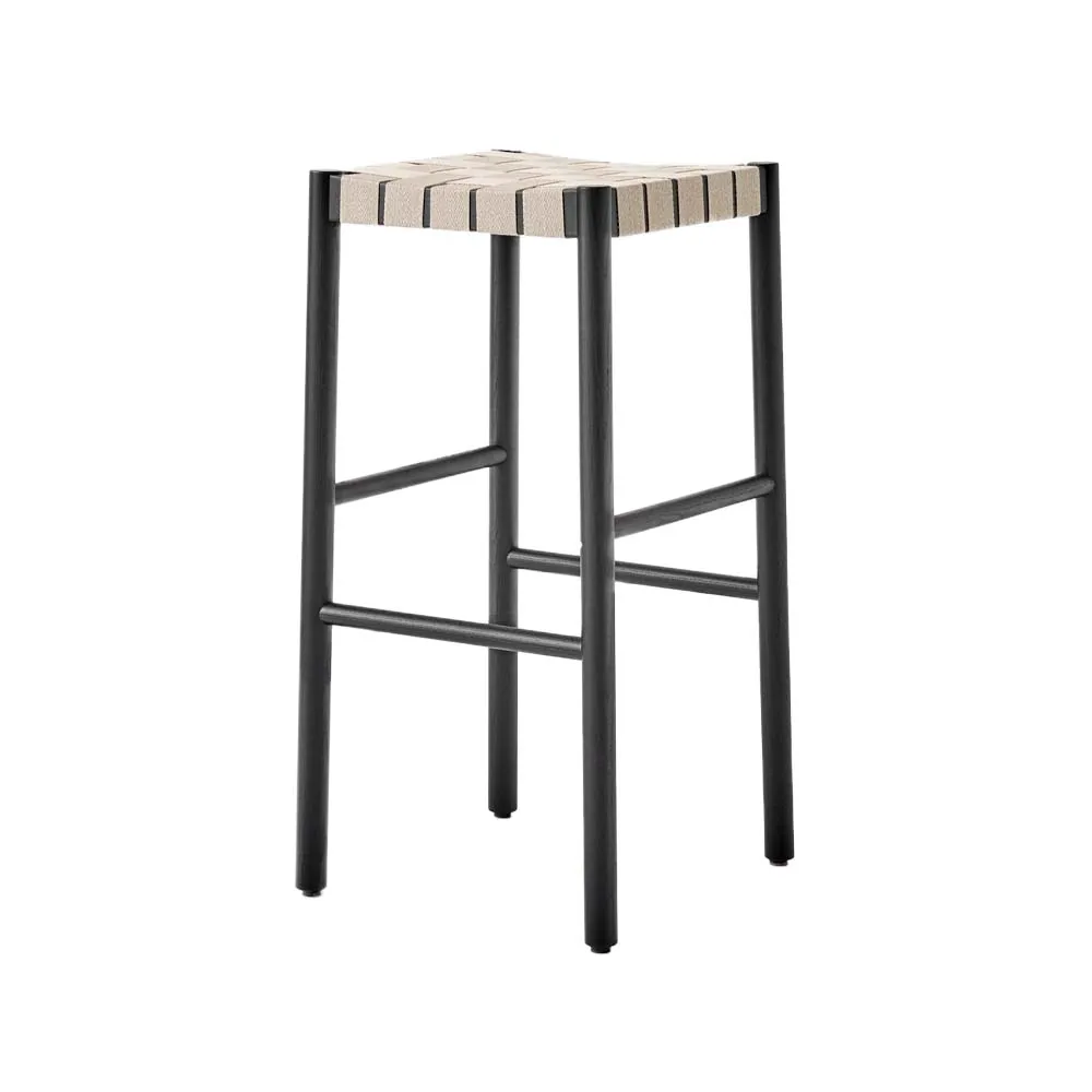 Betty TK8 barpall, black, naturflätad linnebandssits &Tradition