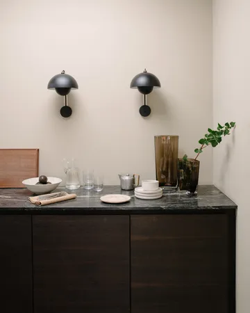 Flowerpot VP8 vägglampa - Matt black - &Tradition