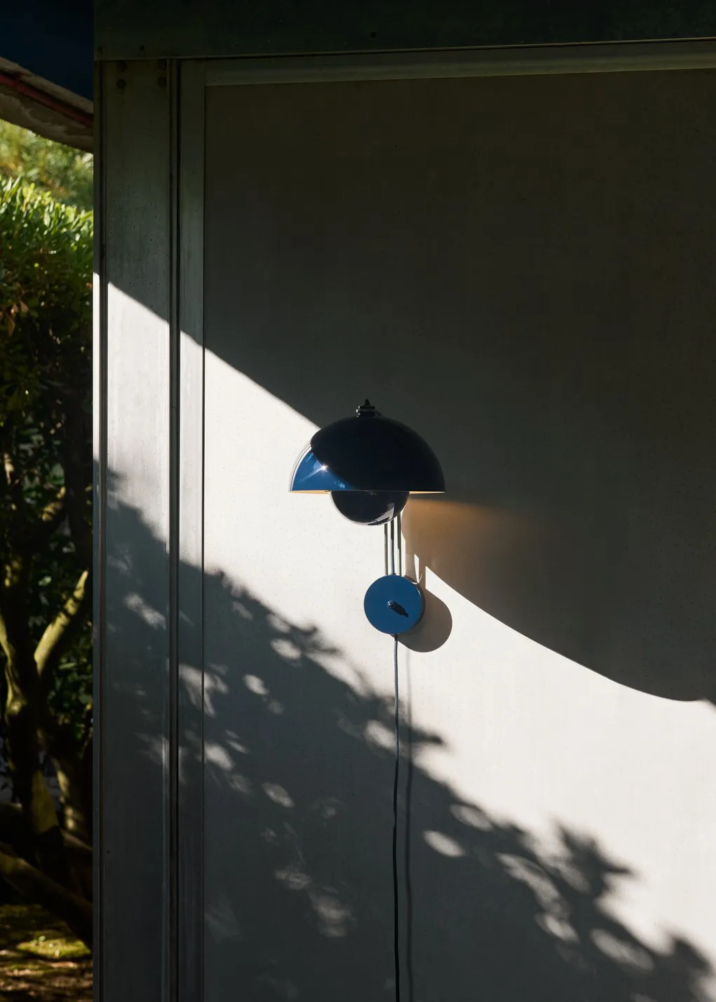 Flowerpot VP8 vägglampa, Steel blue &Tradition