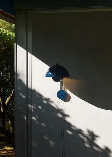 Flowerpot VP8 vägglampa - Steel blue - &Tradition