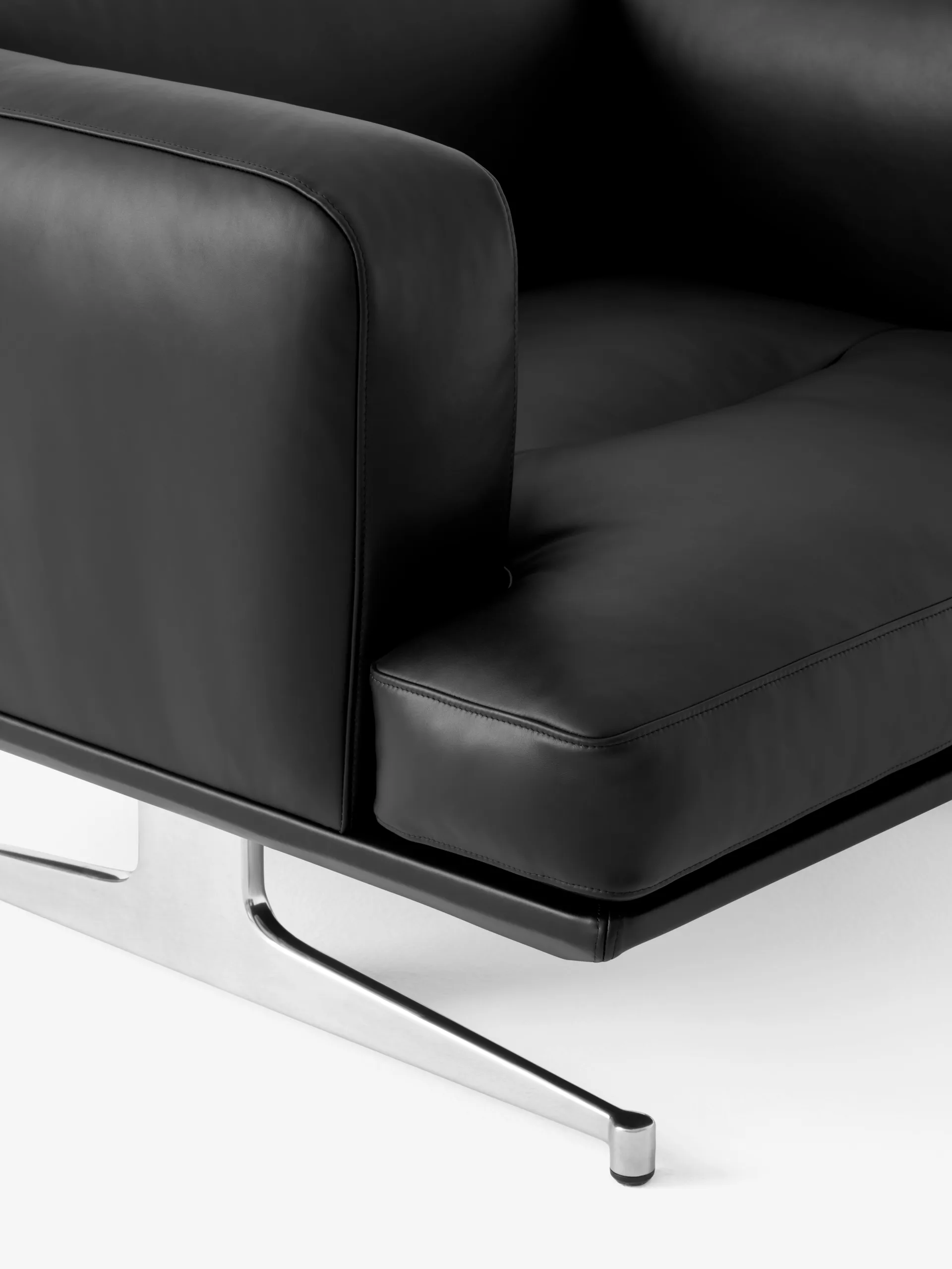 Inland AV21 fåtölj, Noble läder svart-polished alu &Tradition