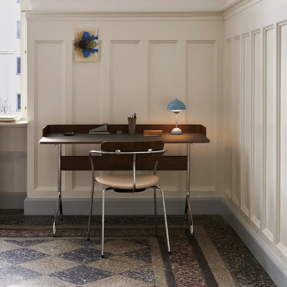 Pavilion AV17 skrivbord, mushroom linoleum, lackad ek, kromben &Tradition