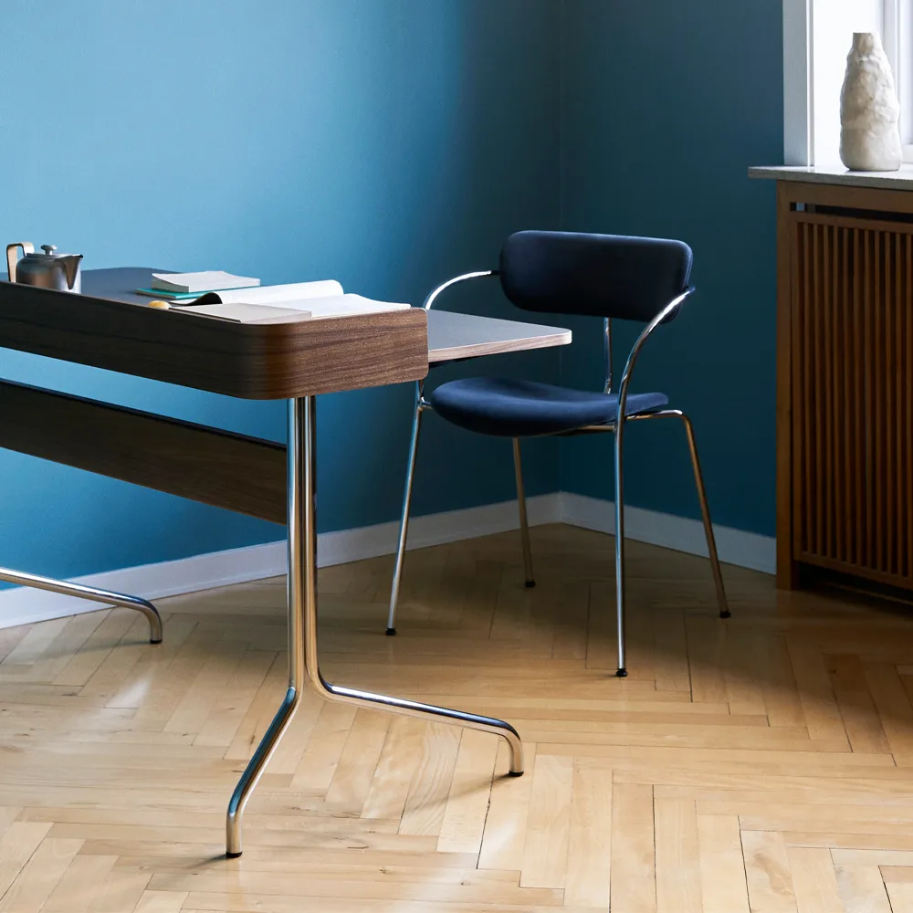 Pavilion AV17 skrivbord, mushroom linoleum, lackad ek, kromben &Tradition