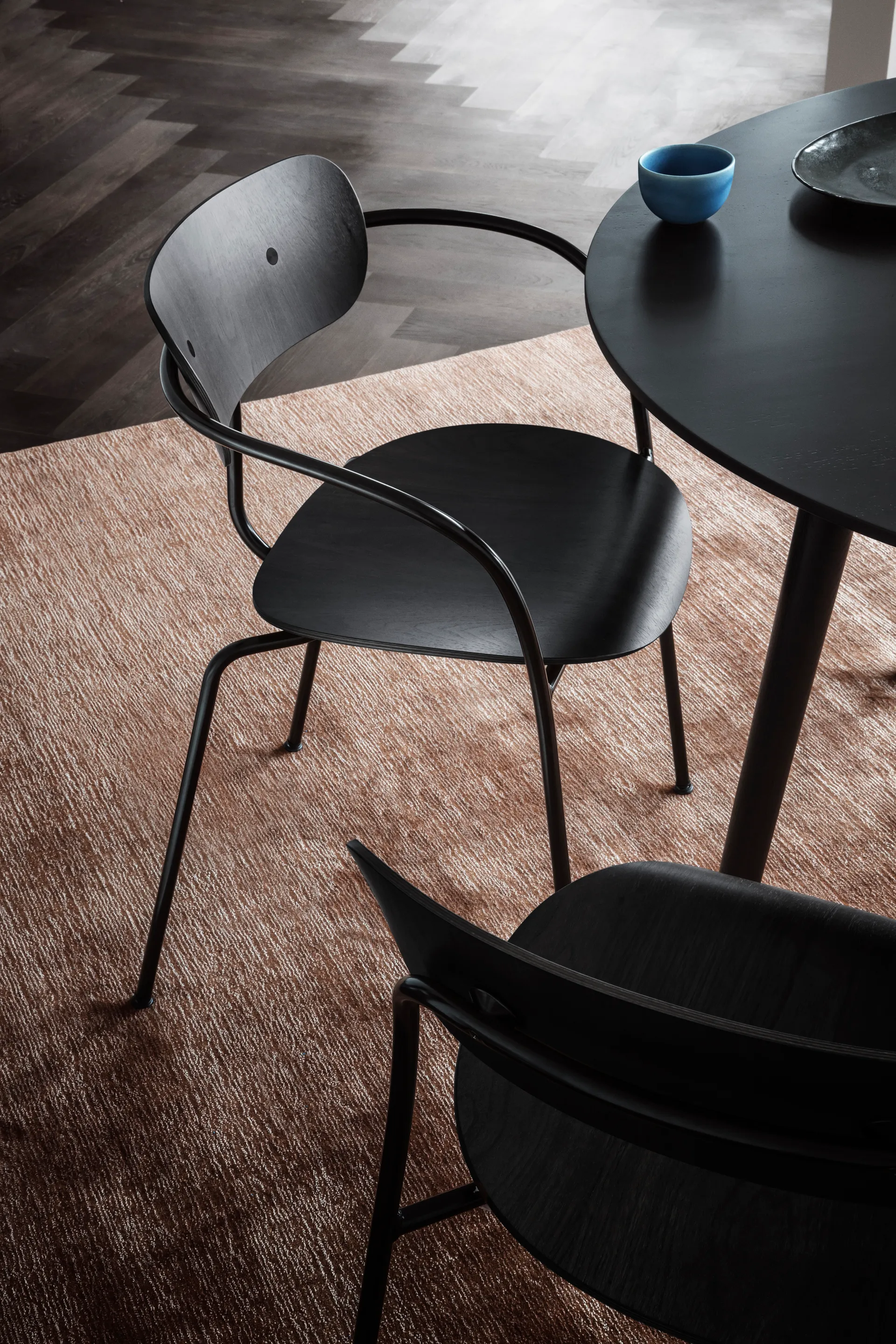 Pavilion stol AV2, svartlackerad ek &Tradition