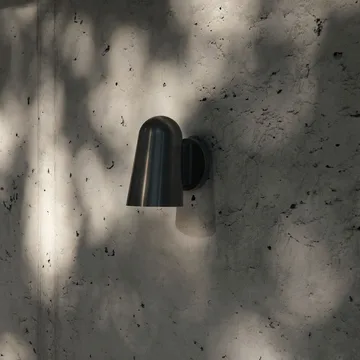 Solid SC105 vägglampa - Bronzed brass - &Tradition
