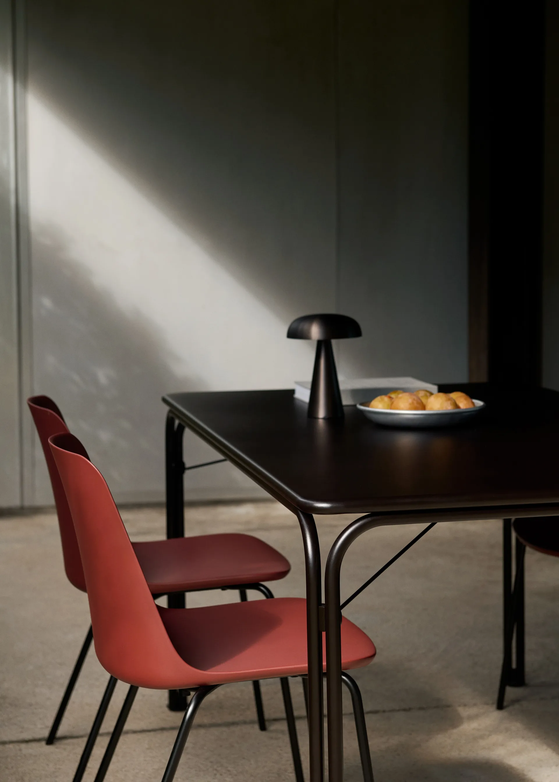 Thorvald SC113 matbord, Warm black, 160 cm &Tradition