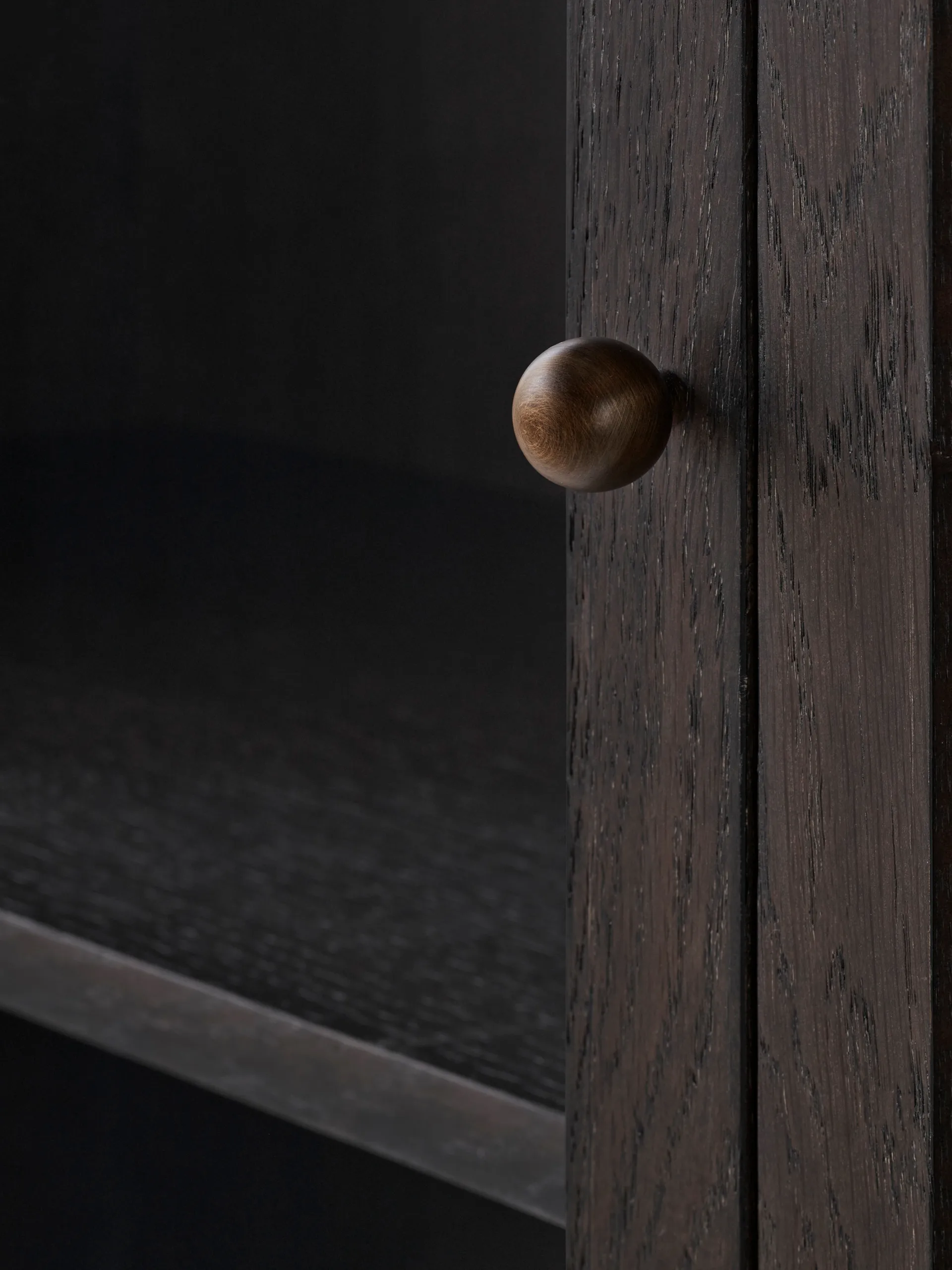 Trace SC87 vitrinskåp 50x192x40 cm, Dark stained oak &Tradition