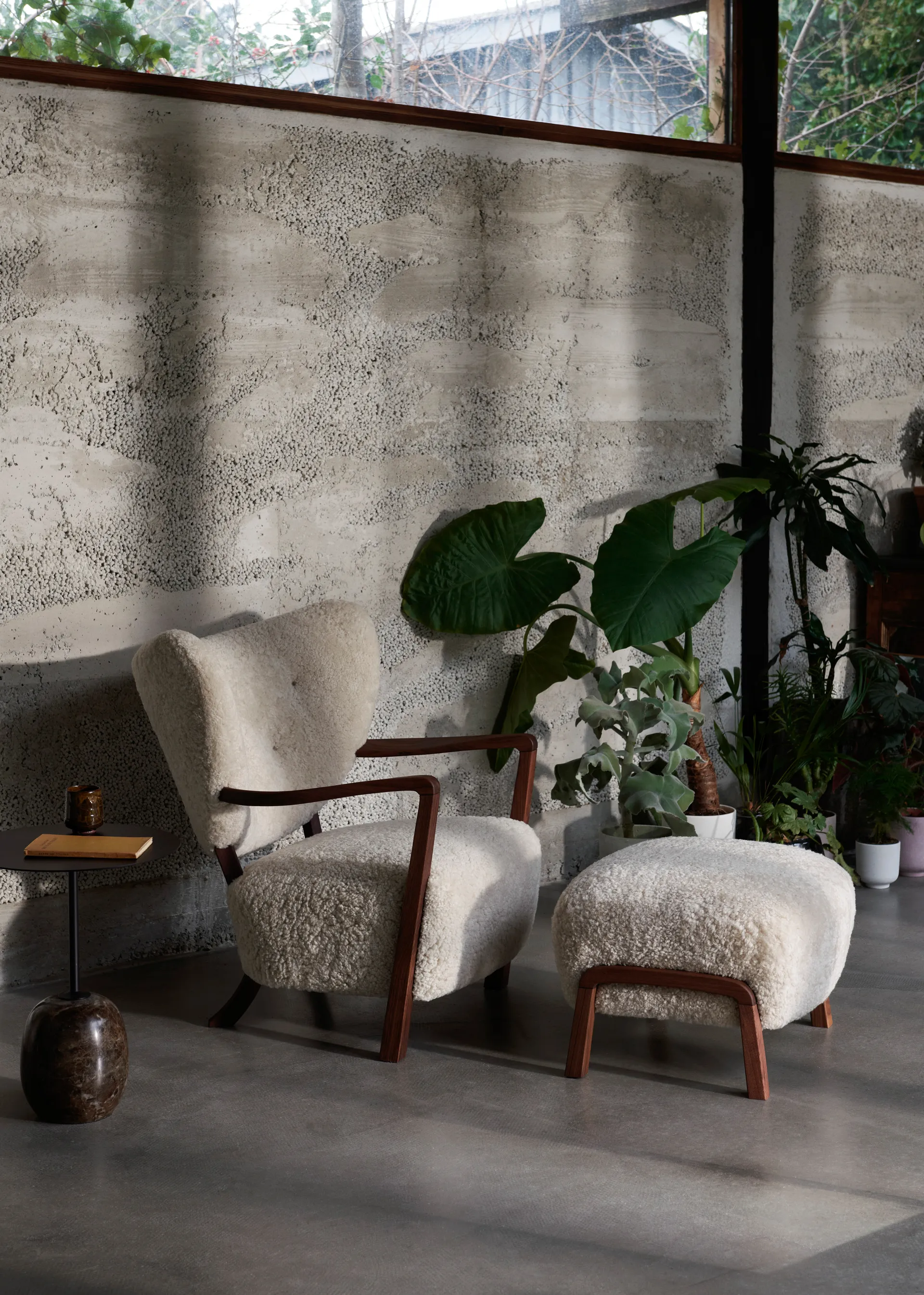 Wulff Lounge Chair ATD2 fåtölj inkl. pouf ATD3, Oljad valnöt-Moonlight &Tradition