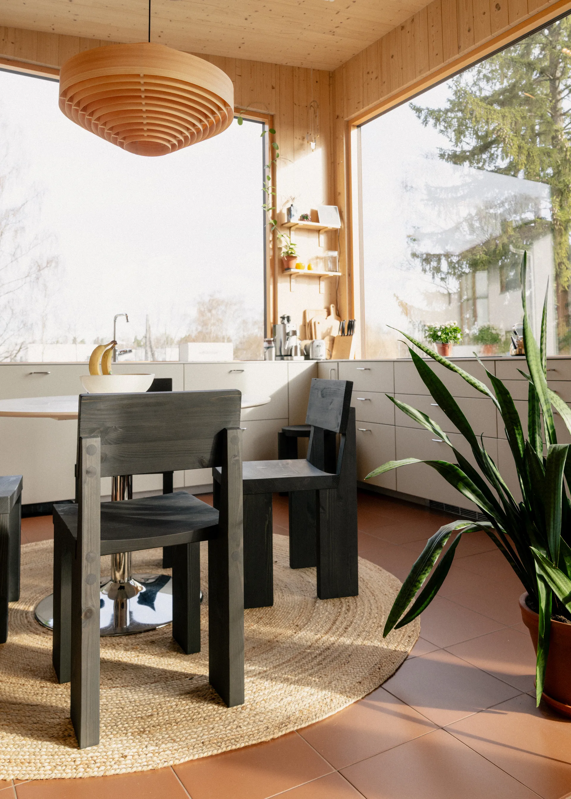001 Dining Chair stol, Svartbetsad furu Vaarnii