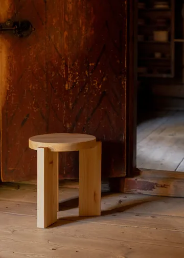 001 Stool rund pall - Matt oljevaxad furu, Ø40x44 cm - Vaarnii