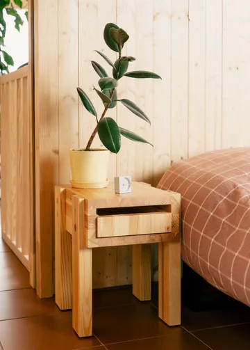 003 Stilts Side Table sidobord - Matt oljevaxad furu 40x36x45 cm - Vaarnii