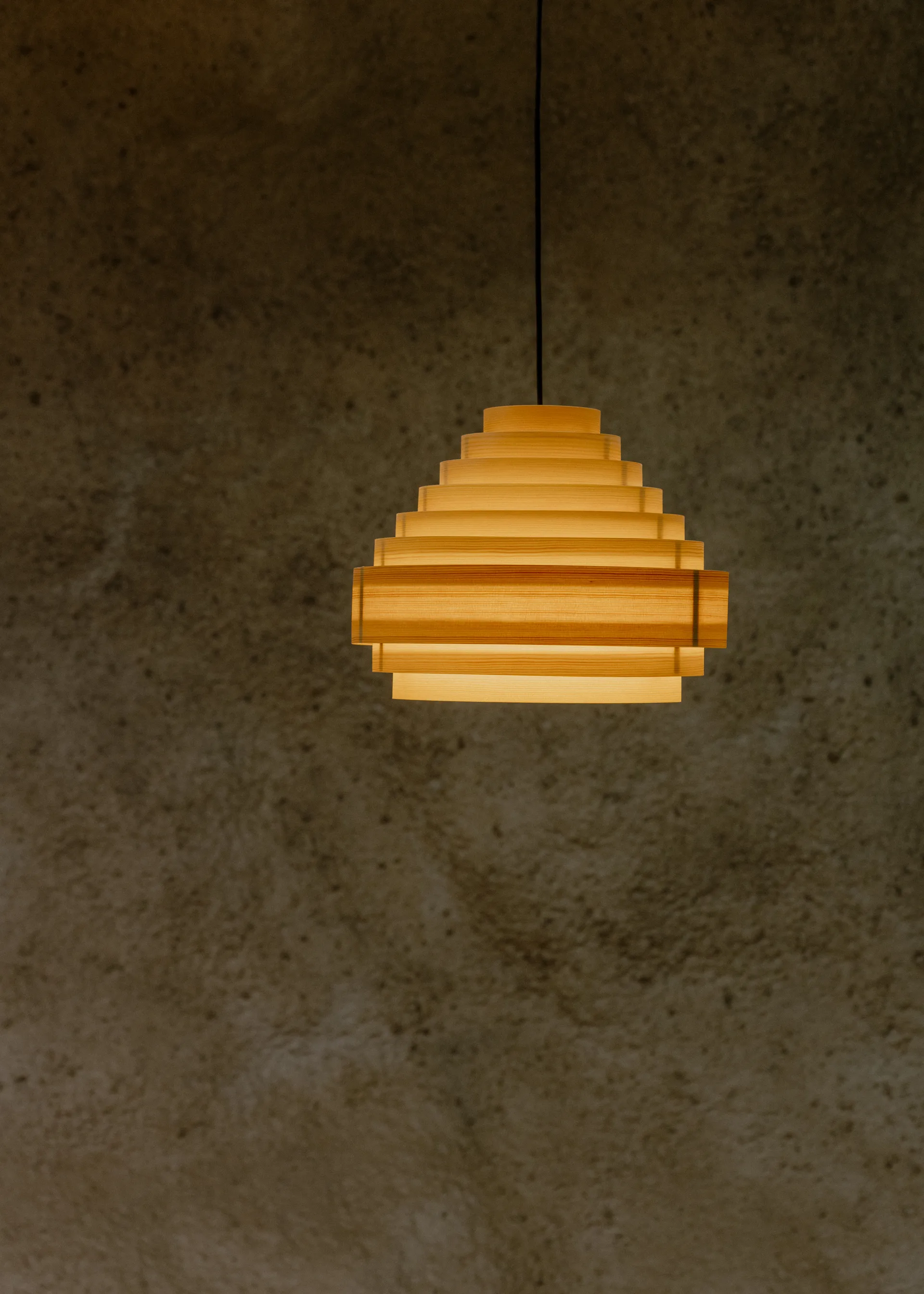 1001 Hans Pendant pendel, Matt oljevaxad furu, Ø38 cm Vaarnii