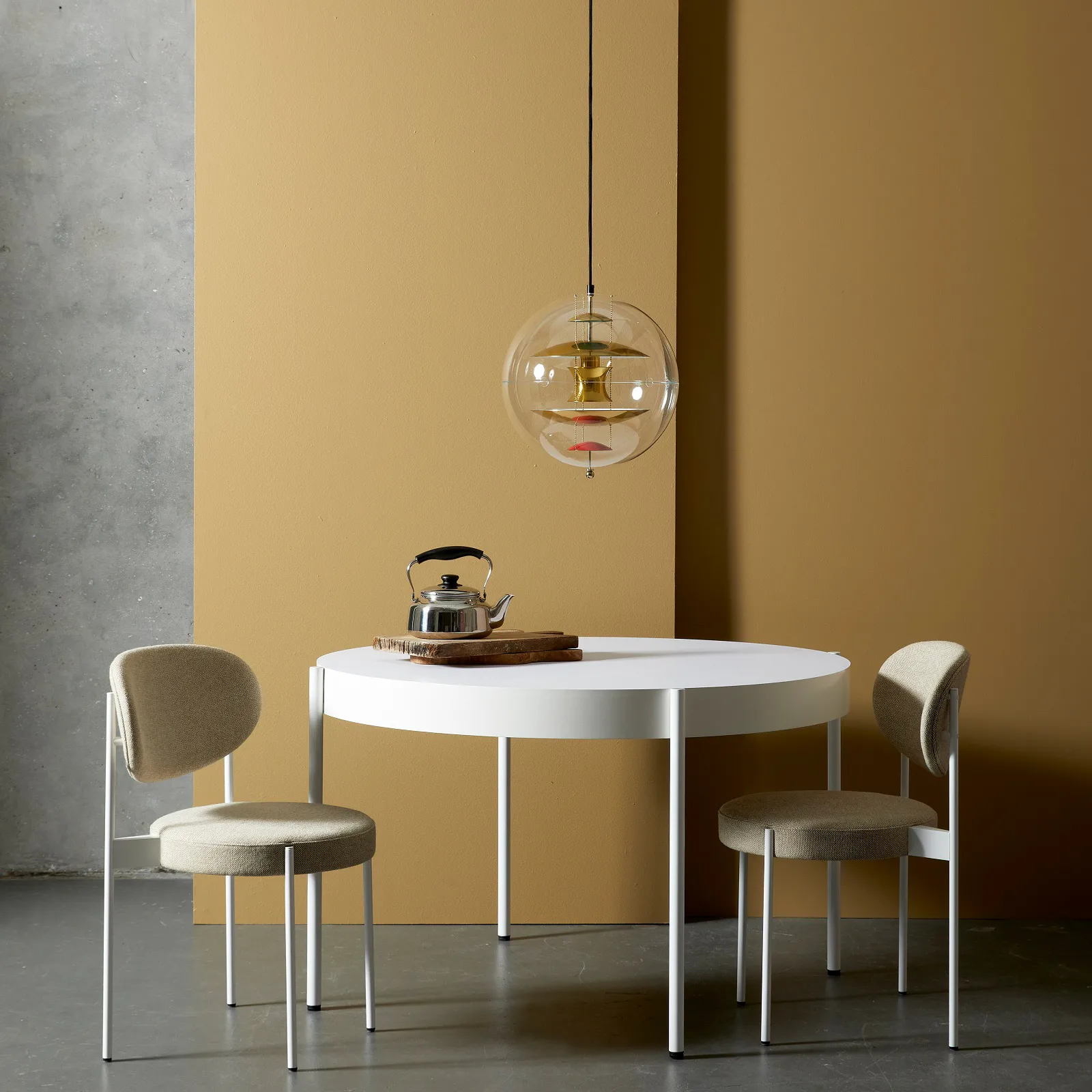 VP Globe Brass taklampa, Ø40 cm Verpan