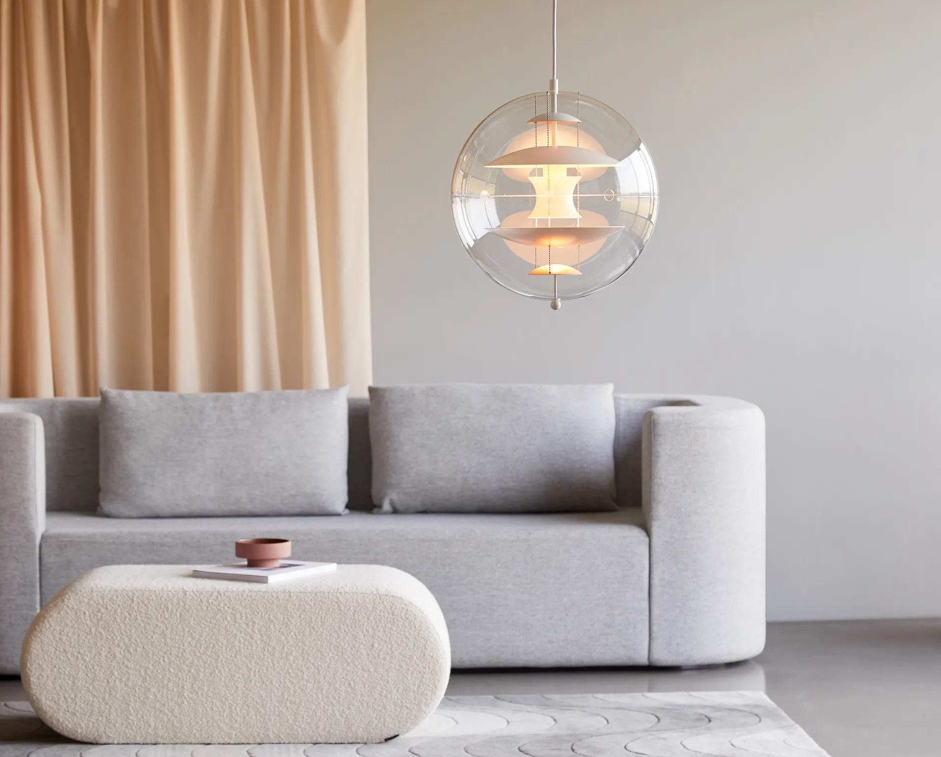 VP Globe Warm Peach taklampa, Ø40 cm Verpan