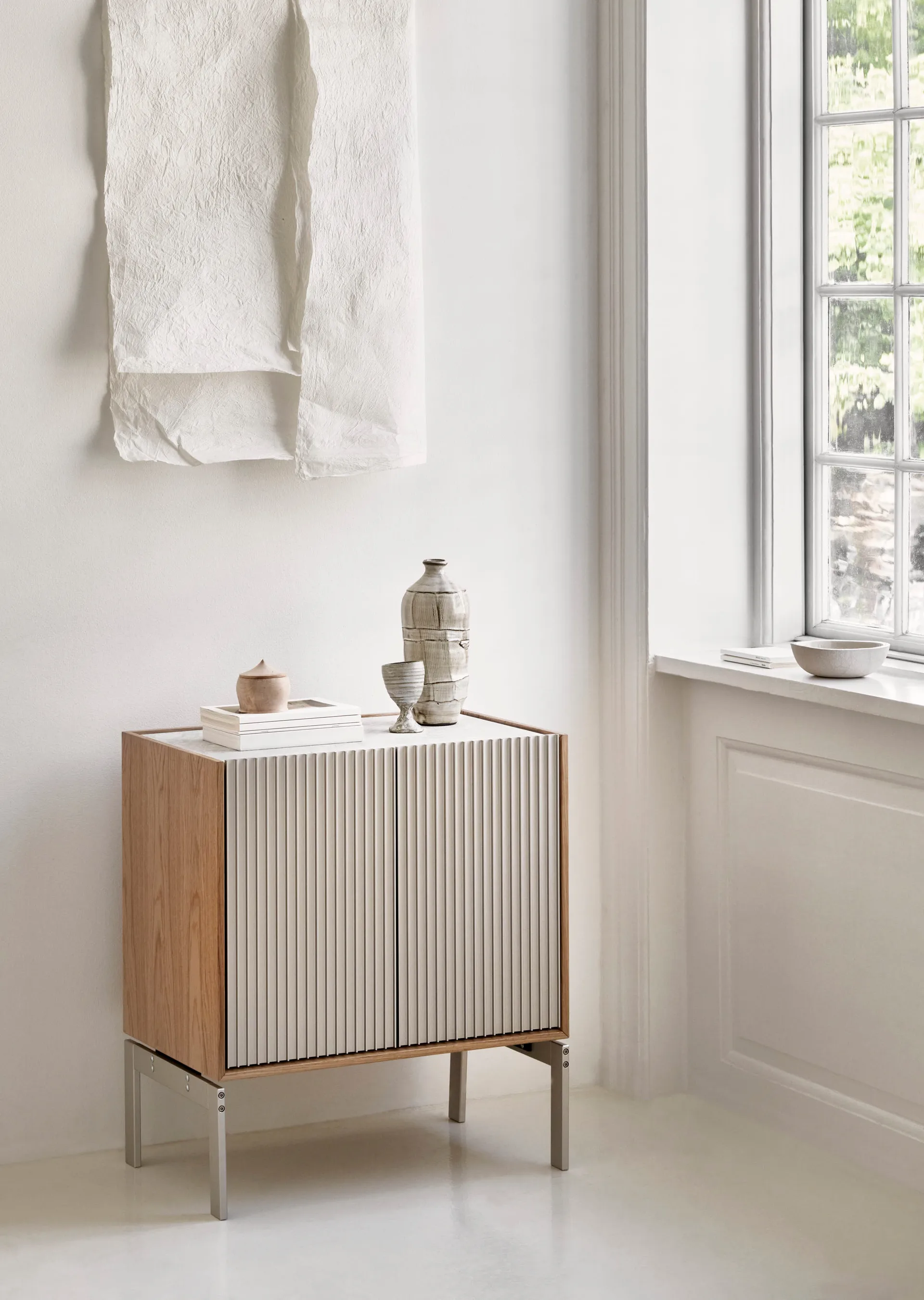 Vipp Cabinet H2 skåp med ben, Light oak-marble, doors Vipp