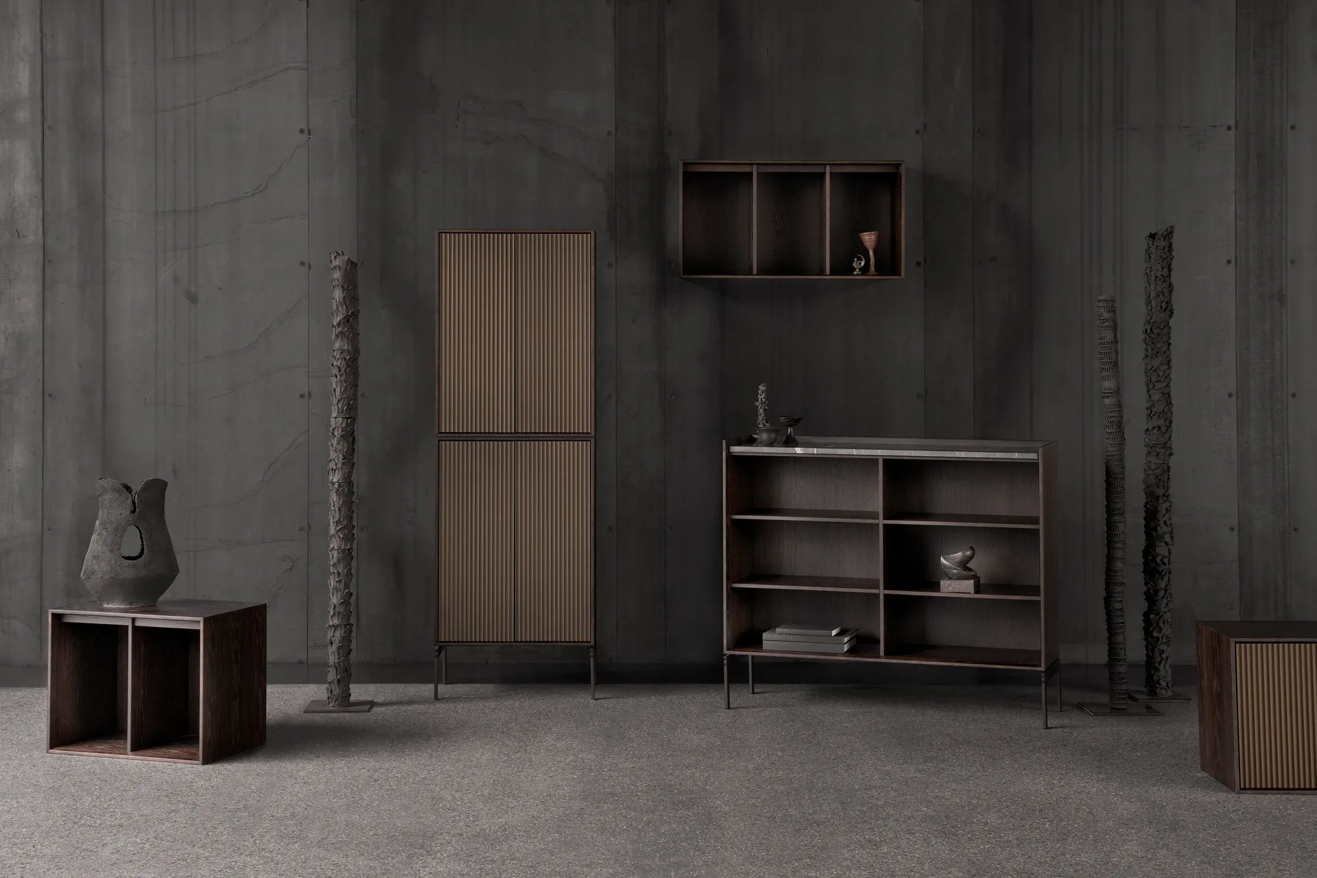 Vipp Cabinet H4 skåp med ben, Dark oak, doors Vipp