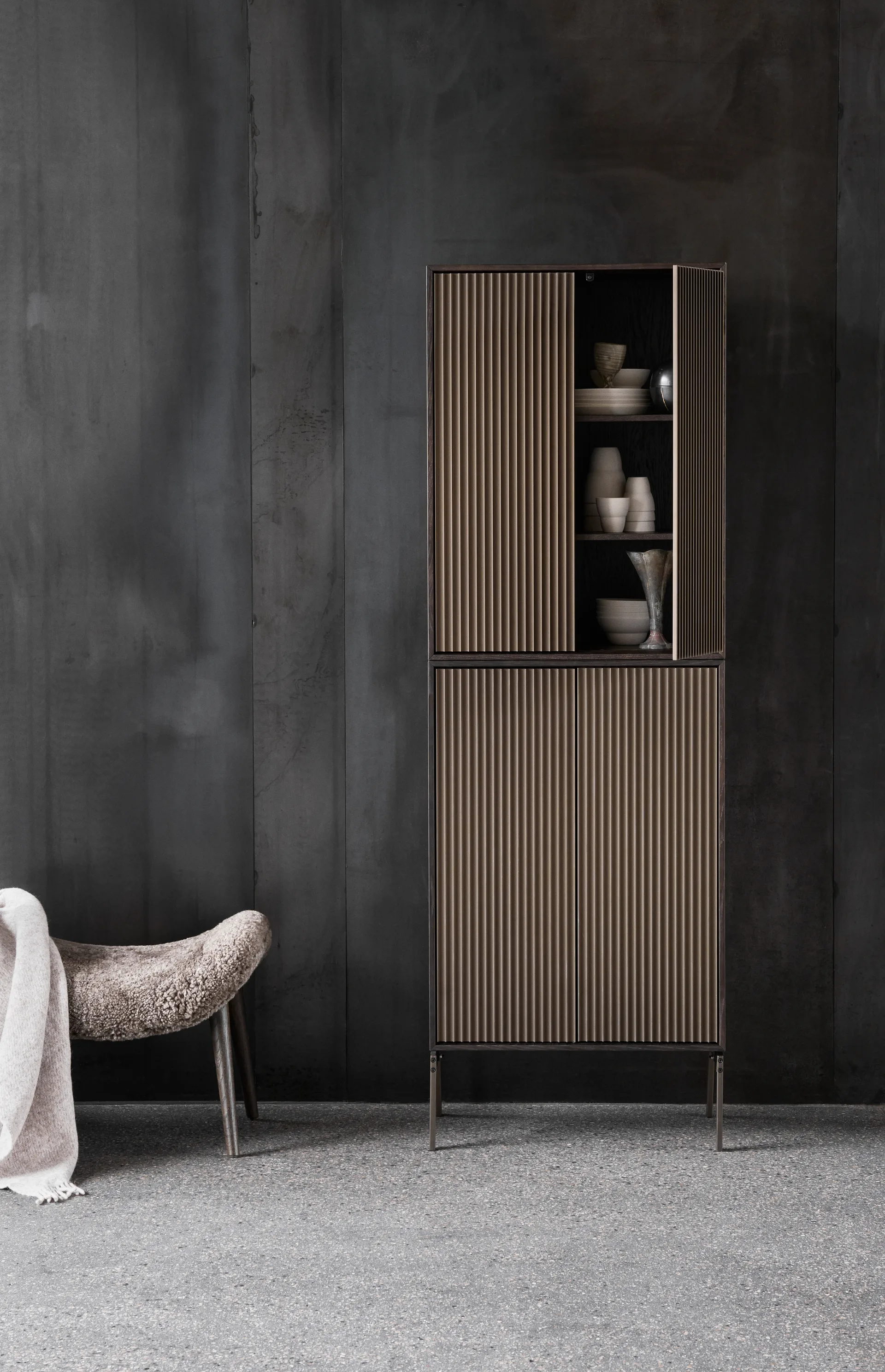 Vipp Cabinet H4 skåp med ben, Dark oak, doors Vipp