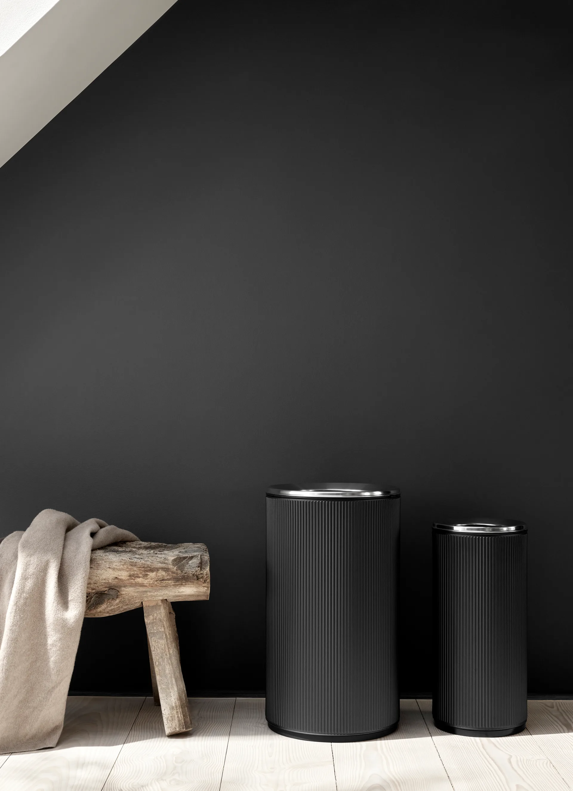 Vipp18 papperskorg med kant 22 l, Black-stainless steel Vipp