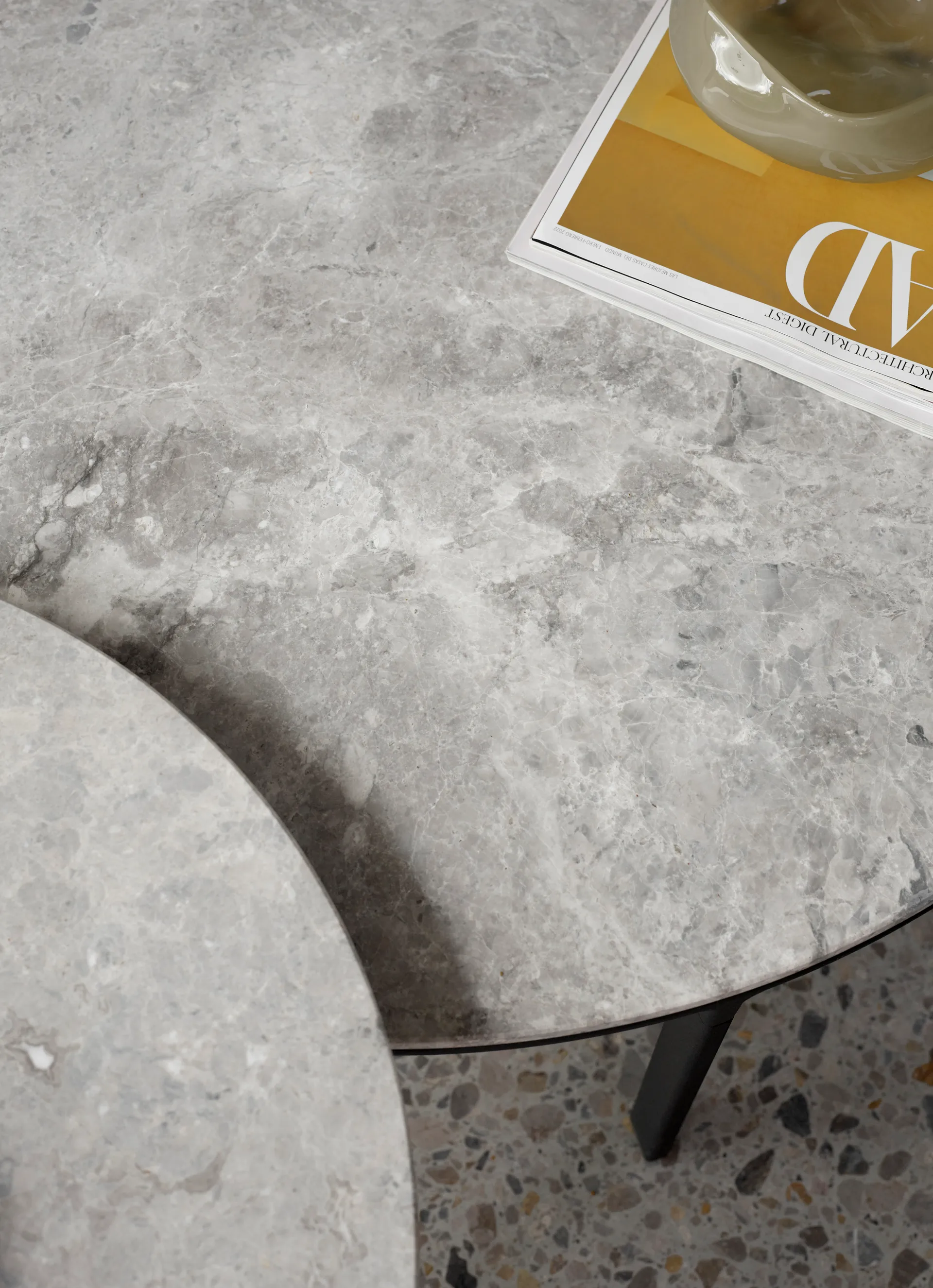 Vipp423 soffbord marmor Ø60x40,5 cm, Sky grey Vipp