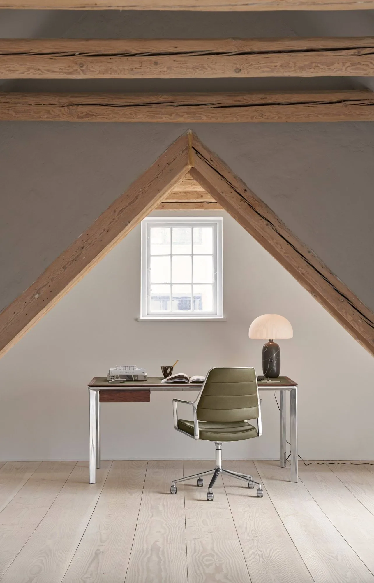 Vipp432 skrivbord, Bosco leather-walnut Vipp