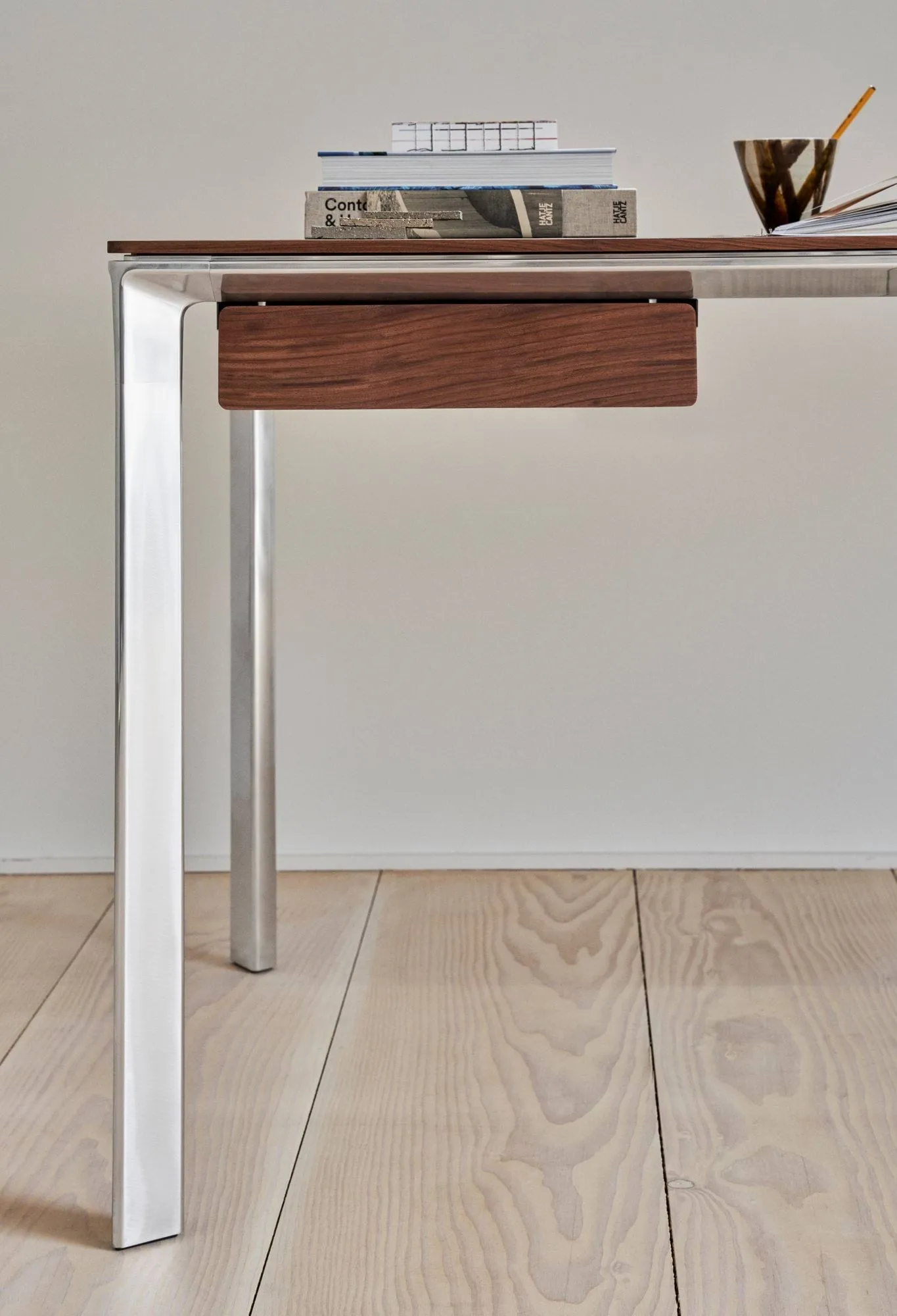 Vipp432 skrivbord, Bosco leather-walnut Vipp