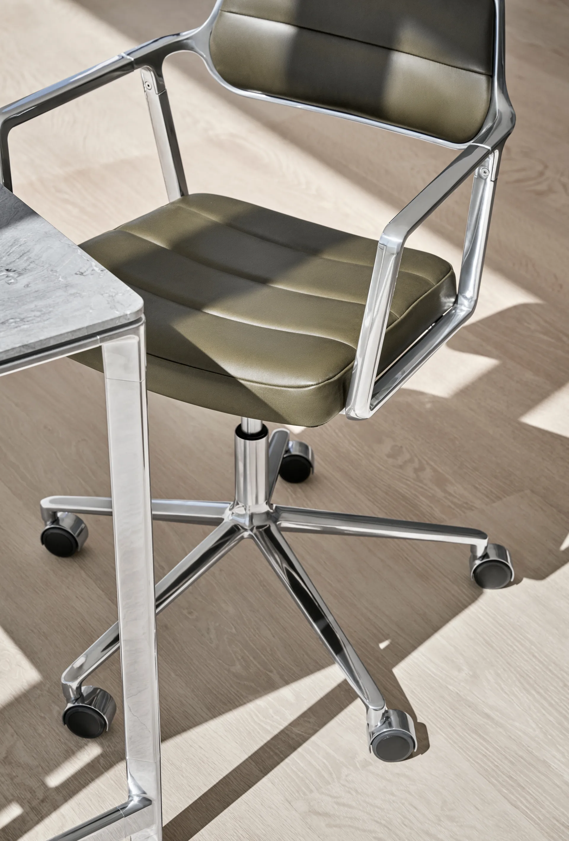 Vipp453+ Swivel kontorsstol med hjul, Pol. aluminium-bosco green Vipp