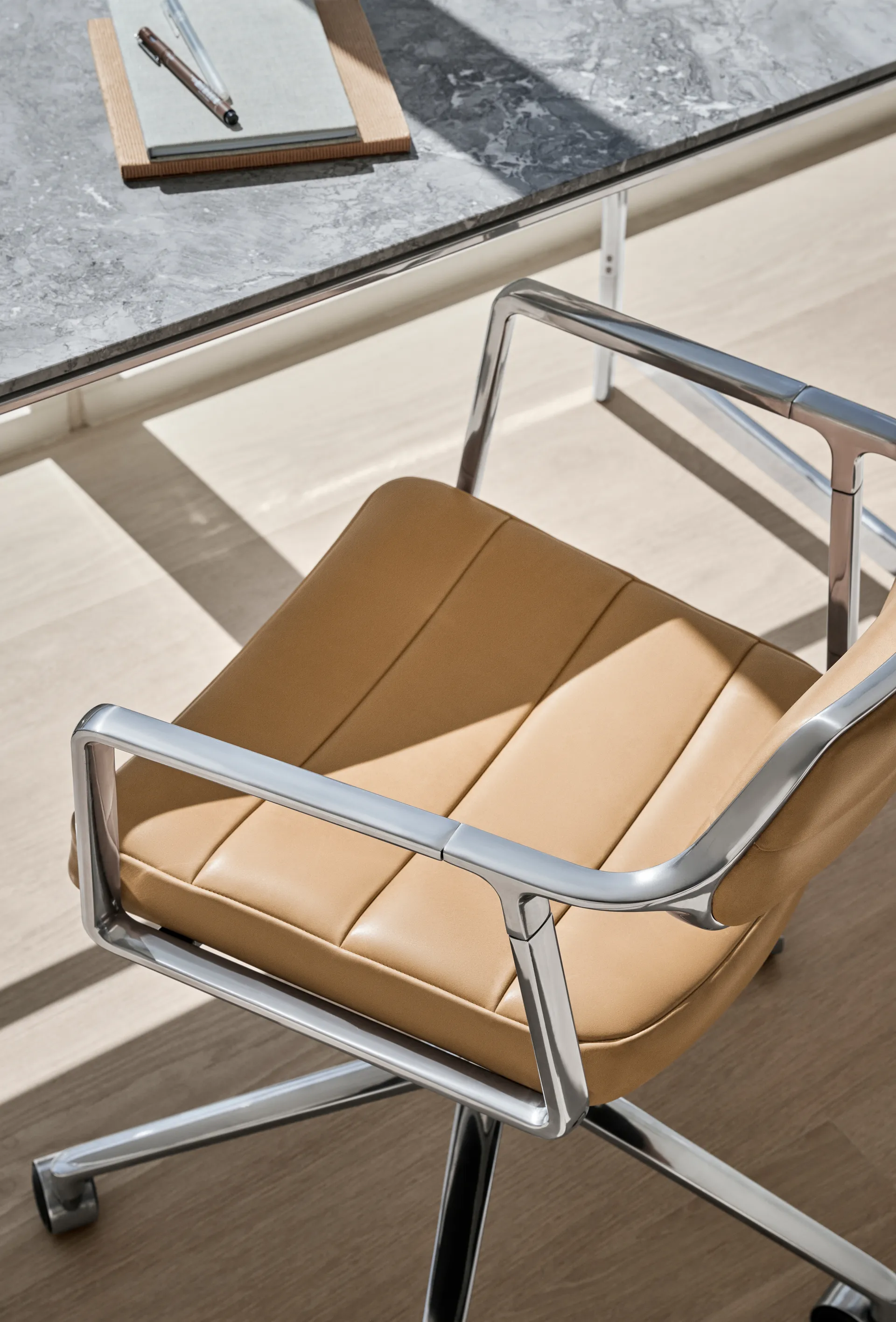Vipp453+ Swivel kontorsstol med hjul, Pol. aluminium-camel leather Vipp